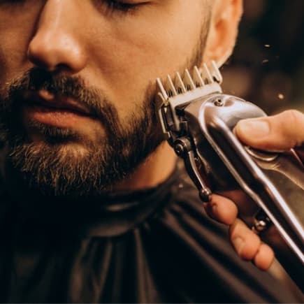 мужчину бреют