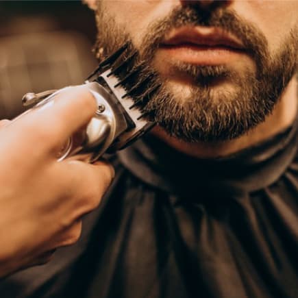 мужчину бреют