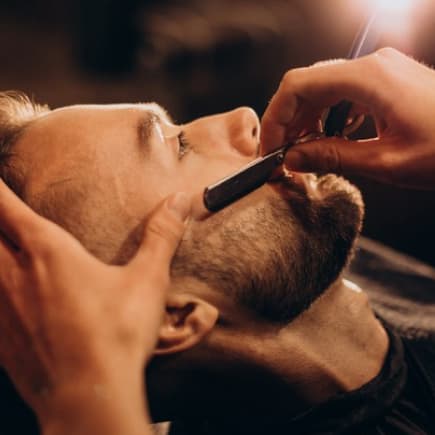 мужчину бреют